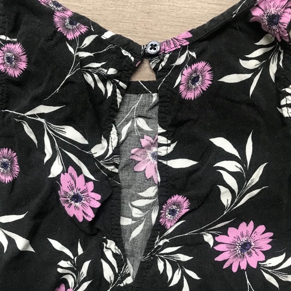 🌸Gap High Neck Flowy Black Flower Tank - Picture 4 of 4